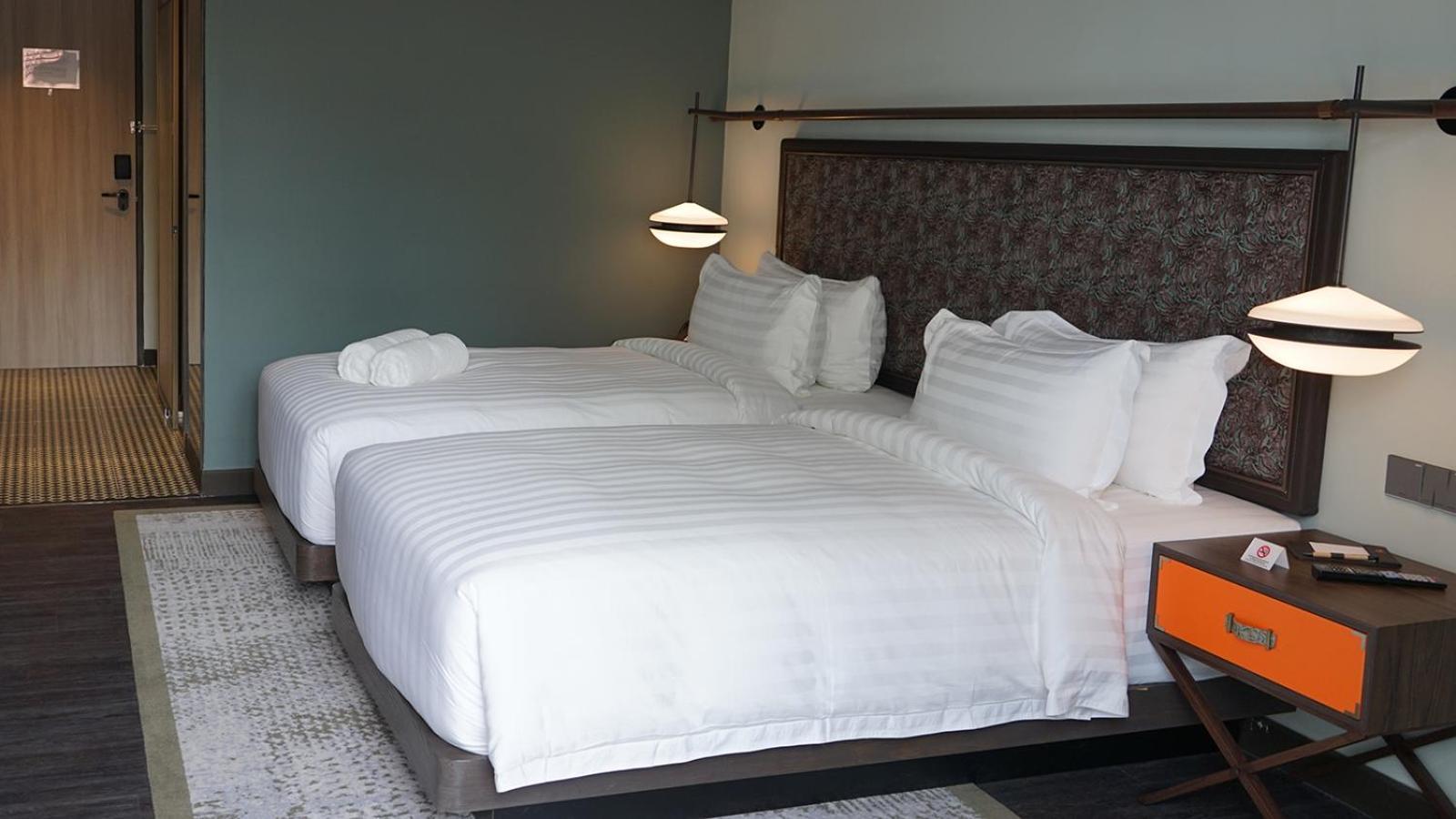 Hotel The George Penang By The Crest Collection George Town Exterior foto Beds with white sheets