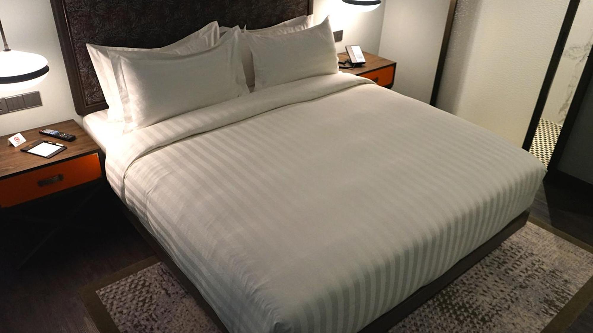 Hotel The George Penang By The Crest Collection George Town Exterior foto A bed with a duvet