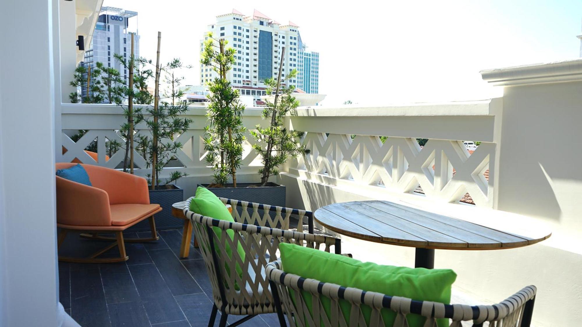 Hotel The George Penang By The Crest Collection George Town Exterior foto A balcony in Bangkok, Thailand