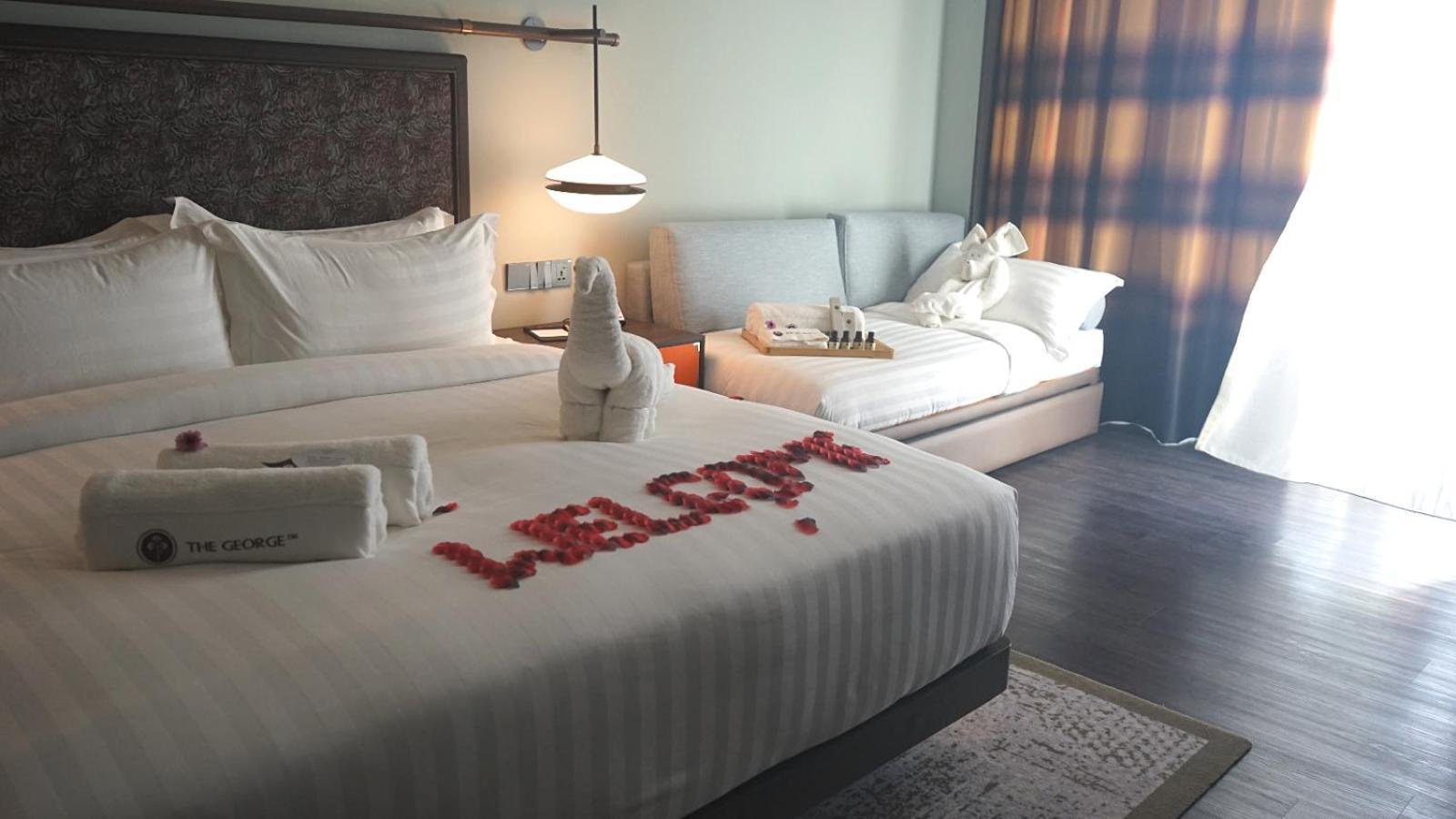 Hotel The George Penang By The Crest Collection George Town Exterior foto A room at the hotel